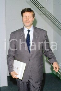 35mm vintage slide* 1990 TORINO Gianteresio "Gianni" VATTIMO ritratto (13)  Diapositiva d'epoca, in formato 35 mm.CONDIZIONI: GOODE' severamente vietata la riproduzione. Tutti i diritti sono riservati.Nella diapositiva ICharta mette in vendita, sul negozio eBay e in esclusiva sul sito "icharta" il proprio archivio composto da numerose diapositive e negativi fotografici d'epoca, tutti originali e autentici, che attraversano la storia del costume italiano tra gli la fine degli anni Sessanta e Novanta.Si tratta di uno sguardo inedito sull'attualit&agrave;, la politica, la vita quotidiana, il gossip e la cultura, che fotografa il cambiamento della nazione in quest'ultimo scorcio del XX secolo. Un'occasione unica per il mercato del collezionismo, che vede finalmente disponibile un archivio eccezionale per vastit&agrave;, tematiche e condizioni, in un settore (il negativo fotografico e la diapositiva) di assoluta novit&agrave; e dalle interessanti prospettive di investimento. GOOD/buono   originale e autentica 1