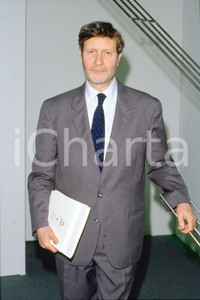 35mm vintage slide* 1990 TORINO Gianteresio "Gianni" VATTIMO ritratto (14)  Diapositiva d'epoca, in formato 35 mm.CONDIZIONI: GOODE' severamente vietata la riproduzione. Tutti i diritti sono riservati.Nella diapositiva ICharta mette in vendita, sul negozio eBay e in esclusiva sul sito "icharta" il proprio archivio composto da numerose diapositive e negativi fotografici d'epoca, tutti originali e autentici, che attraversano la storia del costume italiano tra gli la fine degli anni Sessanta e Novanta.Si tratta di uno sguardo inedito sull'attualit&agrave;, la politica, la vita quotidiana, il gossip e la cultura, che fotografa il cambiamento della nazione in quest'ultimo scorcio del XX secolo. Un'occasione unica per il mercato del collezionismo, che vede finalmente disponibile un archivio eccezionale per vastit&agrave;, tematiche e condizioni, in un settore (il negativo fotografico e la diapositiva) di assoluta novit&agrave; e dalle interessanti prospettive di investimento. GOOD/buono   originale e autentica 1