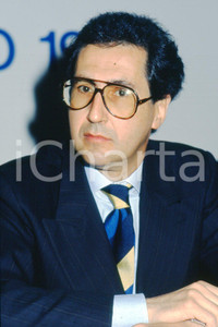 35mm vintage slide* 1995 MILANO Libero Corso BOVIO ritratto dell'avvocato (25)  Diapositiva d'epoca, in formato 35 mm.CONDIZIONI: GOODNella diapositiva &egrave; ritratto durante una conferenza.E' severamente vietata la riproduzione. Tutti i diritti sono riservati.Nella diapositiva ICharta mette in vendita, sul negozio eBay e in esclusiva sul sito "icharta" il proprio archivio composto da numerose diapositive e negativi fotografici d'epoca, tutti originali e autentici, che attraversano la storia del costume italiano tra gli la fine degli anni Sessanta e Novanta.Si tratta di uno sguardo inedito sull'attualit&agrave;, la politica, la vita quotidiana, il gossip e la cultura, che fotografa il cambiamento della nazione in quest'ultimo scorcio del XX secolo. Un'occasione unica per il mercato del collezionismo, che vede finalmente disponibile un archivio eccezionale per vastit&agrave;, tematiche e condizioni, in un settore (il negativo fotografico e la diapositiva) di assoluta novit&agrave; e dalle interessanti prospettive di investimento. GOOD/buono   originale e autentica 1