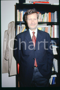 35mm vintage slide* 1990 TORINO Gianni VATTIMO ritratto nel suo studio (2)  Diapositiva d'epoca, in formato 35 mm.CONDIZIONI: GOODE' severamente vietata la riproduzione. Tutti i diritti sono riservati.Nella diapositiva ICharta mette in vendita, sul negozio eBay e in esclusiva sul sito "icharta" il proprio archivio composto da numerose diapositive e negativi fotografici d'epoca, tutti originali e autentici, che attraversano la storia del costume italiano tra gli la fine degli anni Sessanta e Novanta.Si tratta di uno sguardo inedito sull'attualit&agrave;, la politica, la vita quotidiana, il gossip e la cultura, che fotografa il cambiamento della nazione in quest'ultimo scorcio del XX secolo. Un'occasione unica per il mercato del collezionismo, che vede finalmente disponibile un archivio eccezionale per vastit&agrave;, tematiche e condizioni, in un settore (il negativo fotografico e la diapositiva) di assoluta novit&agrave; e dalle interessanti prospettive di investimento. GOOD/buono   originale e autentica 1