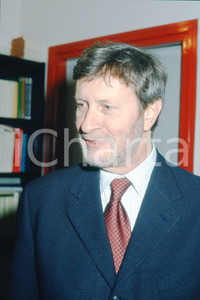 35mm vintage slide* 1990 TORINO Gianni VATTIMO ritratto nel suo studio (11)  Diapositiva d'epoca, in formato 35 mm.CONDIZIONI: GOODE' severamente vietata la riproduzione. Tutti i diritti sono riservati.Nella diapositiva ICharta mette in vendita, sul negozio eBay e in esclusiva sul sito "icharta" il proprio archivio composto da numerose diapositive e negativi fotografici d'epoca, tutti originali e autentici, che attraversano la storia del costume italiano tra gli la fine degli anni Sessanta e Novanta.Si tratta di uno sguardo inedito sull'attualit&agrave;, la politica, la vita quotidiana, il gossip e la cultura, che fotografa il cambiamento della nazione in quest'ultimo scorcio del XX secolo. Un'occasione unica per il mercato del collezionismo, che vede finalmente disponibile un archivio eccezionale per vastit&agrave;, tematiche e condizioni, in un settore (il negativo fotografico e la diapositiva) di assoluta novit&agrave; e dalle interessanti prospettive di investimento. GOOD/buono   originale e autentica 1