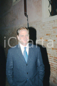 35mm vintage slide* 1997 ITALIA TV Michel THOULOUZE presidente Tele + (2)  Diapositiva d'epoca, in formato 35 mm.CONDIZIONI: GOODE' severamente vietata la riproduzione. Tutti i diritti sono riservati.Nella diapositiva ICharta mette in vendita, sul negozio eBay e in esclusiva sul sito "icharta" il proprio archivio composto da numerose diapositive e negativi fotografici d'epoca, tutti originali e autentici, che attraversano la storia del costume italiano tra gli la fine degli anni Sessanta e Novanta.Si tratta di uno sguardo inedito sull'attualit&agrave;, la politica, la vita quotidiana, il gossip e la cultura, che fotografa il cambiamento della nazione in quest'ultimo scorcio del XX secolo. Un'occasione unica per il mercato del collezionismo, che vede finalmente disponibile un archivio eccezionale per vastit&agrave;, tematiche e condizioni, in un settore (il negativo fotografico e la diapositiva) di assoluta novit&agrave; e dalle interessanti prospettive di investimento. GOOD/buono   originale e autentica 1