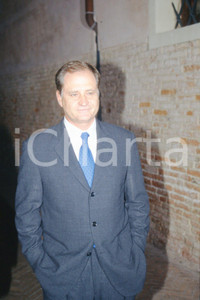 35mm vintage slide* 1997 ITALIA TV Michel THOULOUZE presidente Tele + (3)  Diapositiva d'epoca, in formato 35 mm.CONDIZIONI: GOODE' severamente vietata la riproduzione. Tutti i diritti sono riservati.Nella diapositiva ICharta mette in vendita, sul negozio eBay e in esclusiva sul sito "icharta" il proprio archivio composto da numerose diapositive e negativi fotografici d'epoca, tutti originali e autentici, che attraversano la storia del costume italiano tra gli la fine degli anni Sessanta e Novanta.Si tratta di uno sguardo inedito sull'attualit&agrave;, la politica, la vita quotidiana, il gossip e la cultura, che fotografa il cambiamento della nazione in quest'ultimo scorcio del XX secolo. Un'occasione unica per il mercato del collezionismo, che vede finalmente disponibile un archivio eccezionale per vastit&agrave;, tematiche e condizioni, in un settore (il negativo fotografico e la diapositiva) di assoluta novit&agrave; e dalle interessanti prospettive di investimento. GOOD/buono   originale e autentica 1