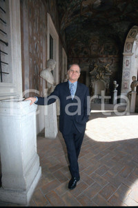 35mm vintage slide* 2000 ROMA TV Michel THOULOUZE presidente Tele + (5)  Diapositiva d'epoca, in formato 35 mm.CONDIZIONI: GOODDiapositiva realizzata nel palazzo Altemps in occasione della firma impegno con governo italiano per i film italiani.E' severamente vietata la riproduzione. Tutti i diritti sono riservati.Nella diapositiva ICharta mette in vendita, sul negozio eBay e in esclusiva sul sito "icharta" il proprio archivio composto da numerose diapositive e negativi fotografici d'epoca, tutti originali e autentici, che attraversano la storia del costume italiano tra gli la fine degli anni Sessanta e Novanta.Si tratta di uno sguardo inedito sull'attualit&agrave;, la politica, la vita quotidiana, il gossip e la cultura, che fotografa il cambiamento della nazione in quest'ultimo scorcio del XX secolo. Un'occasione unica per il mercato del collezionismo, che vede finalmente disponibile un archivio eccezionale per vastit&agrave;, tematiche e condizioni, in un settore (il negativo fotografico e la diapositiva) di assoluta novit&agrave; e dalle interessanti prospettive di investimento. GOOD/buono   originale e autentica 1