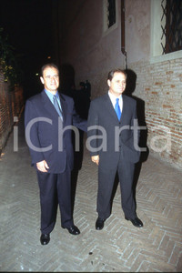 35mm vintage slide* 1997 ITALIA TV Michel THOULOUZE presidente Tele + (9)  Diapositiva d'epoca, in formato 35 mm.CONDIZIONI: GOODNella diapositiva appare anche Pierre Lescure presidente Canal +.E' severamente vietata la riproduzione. Tutti i diritti sono riservati.Nella diapositiva ICharta mette in vendita, sul negozio eBay e in esclusiva sul sito "icharta" il proprio archivio composto da numerose diapositive e negativi fotografici d'epoca, tutti originali e autentici, che attraversano la storia del costume italiano tra gli la fine degli anni Sessanta e Novanta.Si tratta di uno sguardo inedito sull'attualit&agrave;, la politica, la vita quotidiana, il gossip e la cultura, che fotografa il cambiamento della nazione in quest'ultimo scorcio del XX secolo. Un'occasione unica per il mercato del collezionismo, che vede finalmente disponibile un archivio eccezionale per vastit&agrave;, tematiche e condizioni, in un settore (il negativo fotografico e la diapositiva) di assoluta novit&agrave; e dalle interessanti prospettive di investimento. GOOD/buono   originale e autentica 1