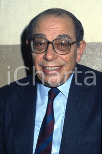 35mm vintage slide* 1990 ITALIA COSTUME Ferdinando VENTRIGLIA ritratto  Diapositiva d'epoca, in formato 35 mm.CONDIZIONI: GOODE' severamente vietata la riproduzione. Tutti i diritti sono riservati.Nella diapositiva ICharta mette in vendita, sul negozio eBay e in esclusiva sul sito "icharta" il proprio archivio composto da numerose diapositive e negativi fotografici d'epoca, tutti originali e autentici, che attraversano la storia del costume italiano tra gli la fine degli anni Sessanta e Novanta.Si tratta di uno sguardo inedito sull'attualit&agrave;, la politica, la vita quotidiana, il gossip e la cultura, che fotografa il cambiamento della nazione in quest'ultimo scorcio del XX secolo. Un'occasione unica per il mercato del collezionismo, che vede finalmente disponibile un archivio eccezionale per vastit&agrave;, tematiche e condizioni, in un settore (il negativo fotografico e la diapositiva) di assoluta novit&agrave; e dalle interessanti prospettive di investimento. GOOD/buono   originale e autentica 1