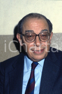 35mm vintage slide* 1990 ITALIA COSTUME Ferdinando VENTRIGLIA ritratto (4)  Diapositiva d'epoca, in formato 35 mm.CONDIZIONI: GOODE' severamente vietata la riproduzione. Tutti i diritti sono riservati.Nella diapositiva ICharta mette in vendita, sul negozio eBay e in esclusiva sul sito "icharta" il proprio archivio composto da numerose diapositive e negativi fotografici d'epoca, tutti originali e autentici, che attraversano la storia del costume italiano tra gli la fine degli anni Sessanta e Novanta.Si tratta di uno sguardo inedito sull'attualit&agrave;, la politica, la vita quotidiana, il gossip e la cultura, che fotografa il cambiamento della nazione in quest'ultimo scorcio del XX secolo. Un'occasione unica per il mercato del collezionismo, che vede finalmente disponibile un archivio eccezionale per vastit&agrave;, tematiche e condizioni, in un settore (il negativo fotografico e la diapositiva) di assoluta novit&agrave; e dalle interessanti prospettive di investimento. GOOD/buono   originale e autentica 1