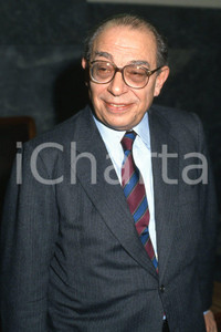 35mm vintage slide* 1990 ITALIA COSTUME Ferdinando VENTRIGLIA ritratto (8)  Diapositiva d'epoca, in formato 35 mm.CONDIZIONI: GOODE' severamente vietata la riproduzione. Tutti i diritti sono riservati.Nella diapositiva ICharta mette in vendita, sul negozio eBay e in esclusiva sul sito "icharta" il proprio archivio composto da numerose diapositive e negativi fotografici d'epoca, tutti originali e autentici, che attraversano la storia del costume italiano tra gli la fine degli anni Sessanta e Novanta.Si tratta di uno sguardo inedito sull'attualit&agrave;, la politica, la vita quotidiana, il gossip e la cultura, che fotografa il cambiamento della nazione in quest'ultimo scorcio del XX secolo. Un'occasione unica per il mercato del collezionismo, che vede finalmente disponibile un archivio eccezionale per vastit&agrave;, tematiche e condizioni, in un settore (il negativo fotografico e la diapositiva) di assoluta novit&agrave; e dalle interessanti prospettive di investimento. GOOD/buono   originale e autentica 1