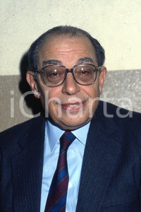 35mm vintage slide* 1990 ITALIA COSTUME Ferdinando VENTRIGLIA ritratto (10)  Diapositiva d'epoca, in formato 35 mm.CONDIZIONI: GOODE' severamente vietata la riproduzione. Tutti i diritti sono riservati.Nella diapositiva ICharta mette in vendita, sul negozio eBay e in esclusiva sul sito "icharta" il proprio archivio composto da numerose diapositive e negativi fotografici d'epoca, tutti originali e autentici, che attraversano la storia del costume italiano tra gli la fine degli anni Sessanta e Novanta.Si tratta di uno sguardo inedito sull'attualit&agrave;, la politica, la vita quotidiana, il gossip e la cultura, che fotografa il cambiamento della nazione in quest'ultimo scorcio del XX secolo. Un'occasione unica per il mercato del collezionismo, che vede finalmente disponibile un archivio eccezionale per vastit&agrave;, tematiche e condizioni, in un settore (il negativo fotografico e la diapositiva) di assoluta novit&agrave; e dalle interessanti prospettive di investimento. GOOD/buono   originale e autentica 1