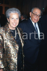 35mm vintage slide* 1991 ROMA Ferdinando VENTRIGLIA ritratto con la moglie  Diapositiva d'epoca, in formato 35 mm.CONDIZIONI: GOODE' severamente vietata la riproduzione. Tutti i diritti sono riservati.Nella diapositiva ICharta mette in vendita, sul negozio eBay e in esclusiva sul sito "icharta" il proprio archivio composto da numerose diapositive e negativi fotografici d'epoca, tutti originali e autentici, che attraversano la storia del costume italiano tra gli la fine degli anni Sessanta e Novanta.Si tratta di uno sguardo inedito sull'attualit&agrave;, la politica, la vita quotidiana, il gossip e la cultura, che fotografa il cambiamento della nazione in quest'ultimo scorcio del XX secolo. Un'occasione unica per il mercato del collezionismo, che vede finalmente disponibile un archivio eccezionale per vastit&agrave;, tematiche e condizioni, in un settore (il negativo fotografico e la diapositiva) di assoluta novit&agrave; e dalle interessanti prospettive di investimento. GOOD/buono   originale e autentica 1