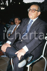 35mm vintage slide* 1991 ROMA Ferdinando VENTRIGLIA ritratto fuori convegno  Diapositiva d'epoca, in formato 35 mm.CONDIZIONI: GOODE' severamente vietata la riproduzione. Tutti i diritti sono riservati.Nella diapositiva ICharta mette in vendita, sul negozio eBay e in esclusiva sul sito "icharta" il proprio archivio composto da numerose diapositive e negativi fotografici d'epoca, tutti originali e autentici, che attraversano la storia del costume italiano tra gli la fine degli anni Sessanta e Novanta.Si tratta di uno sguardo inedito sull'attualit&agrave;, la politica, la vita quotidiana, il gossip e la cultura, che fotografa il cambiamento della nazione in quest'ultimo scorcio del XX secolo. Un'occasione unica per il mercato del collezionismo, che vede finalmente disponibile un archivio eccezionale per vastit&agrave;, tematiche e condizioni, in un settore (il negativo fotografico e la diapositiva) di assoluta novit&agrave; e dalle interessanti prospettive di investimento. GOOD/buono   originale e autentica 1