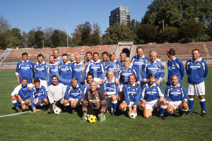 35mm vintage slide* 2000 MILANO partita calcio sindacati imprenditori in Arena 3  Diapositiva d'epoca, in formato 35 mm.CONDIZIONI: GOODNella diapositiva la squadra degli imprenditori.Nella diapositiva ICharta mette in vendita, sul negozio eBay e in esclusiva sul sito "icharta" il proprio archivio composto da numerose diapositive e negativi fotografici d'epoca, tutti originali e autentici, che attraversano la storia del costume italiano tra gli la fine degli anni Sessanta e Novanta.Si tratta di uno sguardo inedito sull'attualit&agrave;, la politica, la vita quotidiana, il gossip e la cultura, che fotografa il cambiamento della nazione in quest'ultimo scorcio del XX secolo. Un'occasione unica per il mercato del collezionismo, che vede finalmente disponibile un archivio eccezionale per vastit&agrave;, tematiche e condizioni, in un settore (il negativo fotografico e la diapositiva) di assoluta novit&agrave; e dalle interessanti prospettive di investimento. GOOD/buono   originale e autentica 1