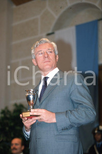 35mm vintage slide* 2000 BRESCIA sindaco Paolo CORSINI  ritratto con coppa  Diapositiva d'epoca, in formato 35 mm.CONDIZIONI: GOODNella diapositiva ICharta mette in vendita, sul negozio eBay e in esclusiva sul sito "icharta" il proprio archivio composto da numerose diapositive e negativi fotografici d'epoca, tutti originali e autentici, che attraversano la storia del costume italiano tra gli la fine degli anni Sessanta e Novanta.Si tratta di uno sguardo inedito sull'attualit&agrave;, la politica, la vita quotidiana, il gossip e la cultura, che fotografa il cambiamento della nazione in quest'ultimo scorcio del XX secolo. Un'occasione unica per il mercato del collezionismo, che vede finalmente disponibile un archivio eccezionale per vastit&agrave;, tematiche e condizioni, in un settore (il negativo fotografico e la diapositiva) di assoluta novit&agrave; e dalle interessanti prospettive di investimento. GOOD/buono   originale e autentica 1