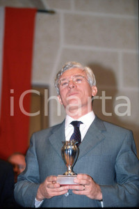 35mm vintage slide* 2000 BRESCIA sindaco Paolo CORSINI  ritratto con coppa (1)  Diapositiva d'epoca, in formato 35 mm.CONDIZIONI: GOODNella diapositiva ICharta mette in vendita, sul negozio eBay e in esclusiva sul sito "icharta" il proprio archivio composto da numerose diapositive e negativi fotografici d'epoca, tutti originali e autentici, che attraversano la storia del costume italiano tra gli la fine degli anni Sessanta e Novanta.Si tratta di uno sguardo inedito sull'attualit&agrave;, la politica, la vita quotidiana, il gossip e la cultura, che fotografa il cambiamento della nazione in quest'ultimo scorcio del XX secolo. Un'occasione unica per il mercato del collezionismo, che vede finalmente disponibile un archivio eccezionale per vastit&agrave;, tematiche e condizioni, in un settore (il negativo fotografico e la diapositiva) di assoluta novit&agrave; e dalle interessanti prospettive di investimento. GOOD/buono   originale e autentica 1