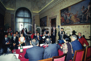 35mm vintage slide* 2001 MILANO Settimana culturale SHANGHAI-MILANO conferenza 3  Diapositiva d'epoca, in formato 35 mm.CONDIZIONI: GOODNella diapositiva appaiono accanto a Cesare Romiti l'attrice Jiao Yang e il vicesindaco di Shanghai Zhou Muyao.Nella diapositiva ICharta mette in vendita, sul negozio eBay e in esclusiva sul sito "icharta" il proprio archivio composto da numerose diapositive e negativi fotografici d'epoca, tutti originali e autentici, che attraversano la storia del costume italiano tra gli la fine degli anni Sessanta e Novanta.Si tratta di uno sguardo inedito sull'attualit&agrave;, la politica, la vita quotidiana, il gossip e la cultura, che fotografa il cambiamento della nazione in quest'ultimo scorcio del XX secolo. Un'occasione unica per il mercato del collezionismo, che vede finalmente disponibile un archivio eccezionale per vastit&agrave;, tematiche e condizioni, in un settore (il negativo fotografico e la diapositiva) di assoluta novit&agrave; e dalle interessanti prospettive di investimento. GOOD/buono   originale e autentica 1