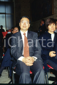 35mm vintage slide* 2001 MILANO Settimana SHANGHAI-MILANO Yang GUOQIANG (1)  Diapositiva d'epoca, in formato 35 mm.CONDIZIONI: GOODNella diapositiva appare il vice presidente affari esteri alla conferenza stampa della settimana culturale a Palazzo Marino.Nella diapositiva ICharta mette in vendita, sul negozio eBay e in esclusiva sul sito "icharta" il proprio archivio composto da numerose diapositive e negativi fotografici d'epoca, tutti originali e autentici, che attraversano la storia del costume italiano tra gli la fine degli anni Sessanta e Novanta.Si tratta di uno sguardo inedito sull'attualit&agrave;, la politica, la vita quotidiana, il gossip e la cultura, che fotografa il cambiamento della nazione in quest'ultimo scorcio del XX secolo. Un'occasione unica per il mercato del collezionismo, che vede finalmente disponibile un archivio eccezionale per vastit&agrave;, tematiche e condizioni, in un settore (il negativo fotografico e la diapositiva) di assoluta novit&agrave; e dalle interessanti prospettive di investimento. GOOD/buono   originale e autentica 1