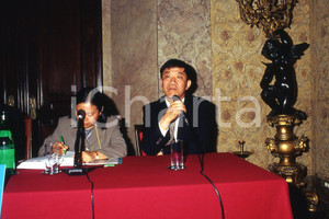 35mm vintage slide* 2001 MILANO Settimana culturale SHANGHAI-MILANO Yao MINBAO  Diapositiva d'epoca, in formato 35 mm.CONDIZIONI: GOODNella diapositiva appare l'assessore al turismo di Shanghai alla conferenza stampa a Palazzo Marino.Nella diapositiva ICharta mette in vendita, sul negozio eBay e in esclusiva sul sito "icharta" il proprio archivio composto da numerose diapositive e negativi fotografici d'epoca, tutti originali e autentici, che attraversano la storia del costume italiano tra gli la fine degli anni Sessanta e Novanta.Si tratta di uno sguardo inedito sull'attualit&agrave;, la politica, la vita quotidiana, il gossip e la cultura, che fotografa il cambiamento della nazione in quest'ultimo scorcio del XX secolo. Un'occasione unica per il mercato del collezionismo, che vede finalmente disponibile un archivio eccezionale per vastit&agrave;, tematiche e condizioni, in un settore (il negativo fotografico e la diapositiva) di assoluta novit&agrave; e dalle interessanti prospettive di investimento. GOOD/buono   originale e autentica 1