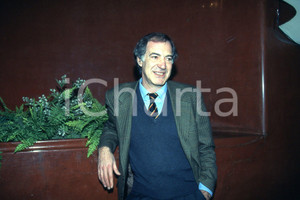 35mm vintage slide* 1990 ca ITALIA COSTUME Salvatore VECA a un convegno (4)  Diapositiva d'epoca, in formato 35 mm.ICharta mette in vendita, sul negozio eBay e in esclusiva sul sito "icharta" il proprio archivio composto da numerose diapositive e negativi fotografici d'epoca, tutti originali e autentici, che attraversano la storia del costume italiano tra la fine degli anni Sessanta e Novanta.Si tratta di uno sguardo inedito sull'attualità, la politica, la vita quotidiana, il gossip e la cultura, che fotografa il cambiamento della nazione in quest'ultimo scorcio del XX secolo. Un'occasione unica per il mercato del collezionismo, che vede finalmente disponibile un archivio eccezionale per vastità, tematiche e condizioni, in un settore (il negativo fotografico e la diapositiva) di assoluta novità e dalle interessanti prospettive di investimento. GOOD/buono   originale e autentica 1