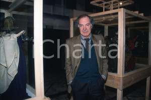 35mm vintage slide* 1990 ca ITALIA COSTUME Salvatore VECA tra marionette (6)  Diapositiva d'epoca, in formato 35 mm.CONDIZIONI: GOODNella diapositiva ICharta mette in vendita, sul negozio eBay e in esclusiva sul sito "icharta" il proprio archivio composto da numerose diapositive e negativi fotografici d'epoca, tutti originali e autentici, che attraversano la storia del costume italiano tra gli la fine degli anni Sessanta e Novanta.Si tratta di uno sguardo inedito sull'attualit&agrave;, la politica, la vita quotidiana, il gossip e la cultura, che fotografa il cambiamento della nazione in quest'ultimo scorcio del XX secolo. Un'occasione unica per il mercato del collezionismo, che vede finalmente disponibile un archivio eccezionale per vastit&agrave;, tematiche e condizioni, in un settore (il negativo fotografico e la diapositiva) di assoluta novit&agrave; e dalle interessanti prospettive di investimento. GOOD/buono   originale e autentica 1