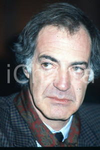 35mm vintage slide* 1991 RIMINI Salvatore VECA ritratto a XX congresso PCI (11)  Diapositiva d'epoca, in formato 35 mm.CONDIZIONI: GOODNella diapositiva ICharta mette in vendita, sul negozio eBay e in esclusiva sul sito "icharta" il proprio archivio composto da numerose diapositive e negativi fotografici d'epoca, tutti originali e autentici, che attraversano la storia del costume italiano tra gli la fine degli anni Sessanta e Novanta.Si tratta di uno sguardo inedito sull'attualit&agrave;, la politica, la vita quotidiana, il gossip e la cultura, che fotografa il cambiamento della nazione in quest'ultimo scorcio del XX secolo. Un'occasione unica per il mercato del collezionismo, che vede finalmente disponibile un archivio eccezionale per vastit&agrave;, tematiche e condizioni, in un settore (il negativo fotografico e la diapositiva) di assoluta novit&agrave; e dalle interessanti prospettive di investimento. GOOD/buono   originale e autentica 1