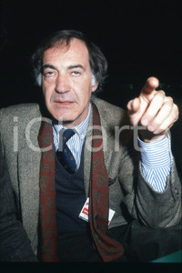 35mm vintage slide* 1991 RIMINI Salvatore VECA ritratto a XX congresso PCI (12)  Diapositiva d'epoca, in formato 35 mm.CONDIZIONI: GOODNella diapositiva ICharta mette in vendita, sul negozio eBay e in esclusiva sul sito "icharta" il proprio archivio composto da numerose diapositive e negativi fotografici d'epoca, tutti originali e autentici, che attraversano la storia del costume italiano tra gli la fine degli anni Sessanta e Novanta.Si tratta di uno sguardo inedito sull'attualit&agrave;, la politica, la vita quotidiana, il gossip e la cultura, che fotografa il cambiamento della nazione in quest'ultimo scorcio del XX secolo. Un'occasione unica per il mercato del collezionismo, che vede finalmente disponibile un archivio eccezionale per vastit&agrave;, tematiche e condizioni, in un settore (il negativo fotografico e la diapositiva) di assoluta novit&agrave; e dalle interessanti prospettive di investimento. GOOD/buono   originale e autentica 1