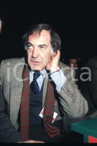 35mm vintage slide* 1991 RIMINI Salvatore VECA ritratto a XX congresso PCI (14)  Diapositiva d'epoca, in formato 35 mm.CONDIZIONI: GOODNella diapositiva ICharta mette in vendita, sul negozio eBay e in esclusiva sul sito "icharta" il proprio archivio composto da numerose diapositive e negativi fotografici d'epoca, tutti originali e autentici, che attraversano la storia del costume italiano tra gli la fine degli anni Sessanta e Novanta.Si tratta di uno sguardo inedito sull'attualit&agrave;, la politica, la vita quotidiana, il gossip e la cultura, che fotografa il cambiamento della nazione in quest'ultimo scorcio del XX secolo. Un'occasione unica per il mercato del collezionismo, che vede finalmente disponibile un archivio eccezionale per vastit&agrave;, tematiche e condizioni, in un settore (il negativo fotografico e la diapositiva) di assoluta novit&agrave; e dalle interessanti prospettive di investimento. GOOD/buono   originale e autentica 1