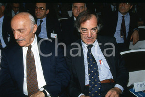 35mm vintage slide* 1990 ca ITALIA COSTUME Salvatore VECA con Saverio VERTONE  Diapositiva d'epoca, in formato 35 mm.CONDIZIONI: GOODNella diapositiva ICharta mette in vendita, sul negozio eBay e in esclusiva sul sito "icharta" il proprio archivio composto da numerose diapositive e negativi fotografici d'epoca, tutti originali e autentici, che attraversano la storia del costume italiano tra gli la fine degli anni Sessanta e Novanta.Si tratta di uno sguardo inedito sull'attualit&agrave;, la politica, la vita quotidiana, il gossip e la cultura, che fotografa il cambiamento della nazione in quest'ultimo scorcio del XX secolo. Un'occasione unica per il mercato del collezionismo, che vede finalmente disponibile un archivio eccezionale per vastit&agrave;, tematiche e condizioni, in un settore (il negativo fotografico e la diapositiva) di assoluta novit&agrave; e dalle interessanti prospettive di investimento. GOOD/buono   originale e autentica 1