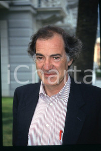 35mm vintage slide* 1990 ca ITALIA COSTUME Salvatore VECA ritratto in riviera 2  Diapositiva d'epoca, in formato 35 mm.CONDIZIONI: GOODNella diapositiva ICharta mette in vendita, sul negozio eBay e in esclusiva sul sito "icharta" il proprio archivio composto da numerose diapositive e negativi fotografici d'epoca, tutti originali e autentici, che attraversano la storia del costume italiano tra gli la fine degli anni Sessanta e Novanta.Si tratta di uno sguardo inedito sull'attualit&agrave;, la politica, la vita quotidiana, il gossip e la cultura, che fotografa il cambiamento della nazione in quest'ultimo scorcio del XX secolo. Un'occasione unica per il mercato del collezionismo, che vede finalmente disponibile un archivio eccezionale per vastit&agrave;, tematiche e condizioni, in un settore (il negativo fotografico e la diapositiva) di assoluta novit&agrave; e dalle interessanti prospettive di investimento. GOOD/buono   originale e autentica 1