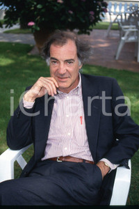 35mm vintage slide* 1990 ca ITALIA COSTUME Salvatore VECA ritratto in riviera 12  Diapositiva d'epoca, in formato 35 mm.CONDIZIONI: GOODNella diapositiva ICharta mette in vendita, sul negozio eBay e in esclusiva sul sito "icharta" il proprio archivio composto da numerose diapositive e negativi fotografici d'epoca, tutti originali e autentici, che attraversano la storia del costume italiano tra gli la fine degli anni Sessanta e Novanta.Si tratta di uno sguardo inedito sull'attualit&agrave;, la politica, la vita quotidiana, il gossip e la cultura, che fotografa il cambiamento della nazione in quest'ultimo scorcio del XX secolo. Un'occasione unica per il mercato del collezionismo, che vede finalmente disponibile un archivio eccezionale per vastit&agrave;, tematiche e condizioni, in un settore (il negativo fotografico e la diapositiva) di assoluta novit&agrave; e dalle interessanti prospettive di investimento. GOOD/buono   originale e autentica 1