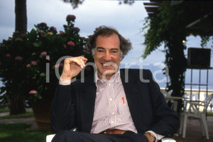 35mm vintage slide* 1990 ca ITALIA COSTUME Salvatore VECA ritratto in riviera 14  Diapositiva d'epoca, in formato 35 mm.CONDIZIONI: GOODNella diapositiva ICharta mette in vendita, sul negozio eBay e in esclusiva sul sito "icharta" il proprio archivio composto da numerose diapositive e negativi fotografici d'epoca, tutti originali e autentici, che attraversano la storia del costume italiano tra gli la fine degli anni Sessanta e Novanta.Si tratta di uno sguardo inedito sull'attualit&agrave;, la politica, la vita quotidiana, il gossip e la cultura, che fotografa il cambiamento della nazione in quest'ultimo scorcio del XX secolo. Un'occasione unica per il mercato del collezionismo, che vede finalmente disponibile un archivio eccezionale per vastit&agrave;, tematiche e condizioni, in un settore (il negativo fotografico e la diapositiva) di assoluta novit&agrave; e dalle interessanti prospettive di investimento. GOOD/buono   originale e autentica 1