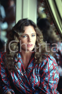 35mm vintage slide* 1985 ca ITALIA - CINEMA Jacqueline BISSET ritratto (17)  Diapositiva d'epoca, in formato 35 mm.CONDIZIONI: GOODNella diapositiva ICharta mette in vendita, sul negozio eBay e in esclusiva sul sito "icharta" il proprio archivio composto da numerose diapositive e negativi fotografici d'epoca, tutti originali e autentici, che attraversano la storia del costume italiano tra gli la fine degli anni Sessanta e Novanta.Si tratta di uno sguardo inedito sull'attualit&agrave;, la politica, la vita quotidiana, il gossip e la cultura, che fotografa il cambiamento della nazione in quest'ultimo scorcio del XX secolo. Un'occasione unica per il mercato del collezionismo, che vede finalmente disponibile un archivio eccezionale per vastit&agrave;, tematiche e condizioni, in un settore (il negativo fotografico e la diapositiva) di assoluta novit&agrave; e dalle interessanti prospettive di investimento. GOOD/buono   originale e autentica 1