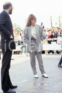 35mm vintage slide* 1990 ca CANNES al Festival Jacqueline BISSET ritratto  Diapositiva d'epoca, in formato 35 mm.CONDIZIONI: GOODNella diapositiva ICharta mette in vendita, sul negozio eBay e in esclusiva sul sito "icharta" il proprio archivio composto da numerose diapositive e negativi fotografici d'epoca, tutti originali e autentici, che attraversano la storia del costume italiano tra gli la fine degli anni Sessanta e Novanta.Si tratta di uno sguardo inedito sull'attualit&agrave;, la politica, la vita quotidiana, il gossip e la cultura, che fotografa il cambiamento della nazione in quest'ultimo scorcio del XX secolo. Un'occasione unica per il mercato del collezionismo, che vede finalmente disponibile un archivio eccezionale per vastit&agrave;, tematiche e condizioni, in un settore (il negativo fotografico e la diapositiva) di assoluta novit&agrave; e dalle interessanti prospettive di investimento. GOOD/buono   originale e autentica 1