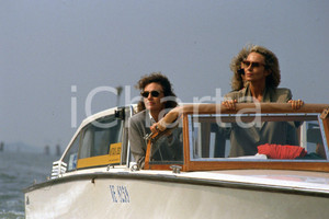 35mm vintage slide* 1995 VENEZIA Jacqueline BISSET Sandrine BONNAIRE in laguna 9  Diapositiva d'epoca, in formato 35 mm.CONDIZIONI: GOODNella diapositiva ICharta mette in vendita, sul negozio eBay e in esclusiva sul sito "icharta" il proprio archivio composto da numerose diapositive e negativi fotografici d'epoca, tutti originali e autentici, che attraversano la storia del costume italiano tra gli la fine degli anni Sessanta e Novanta.Si tratta di uno sguardo inedito sull'attualit&agrave;, la politica, la vita quotidiana, il gossip e la cultura, che fotografa il cambiamento della nazione in quest'ultimo scorcio del XX secolo. Un'occasione unica per il mercato del collezionismo, che vede finalmente disponibile un archivio eccezionale per vastit&agrave;, tematiche e condizioni, in un settore (il negativo fotografico e la diapositiva) di assoluta novit&agrave; e dalle interessanti prospettive di investimento. GOOD/buono   originale e autentica 1