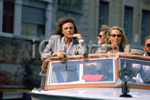 35mm vintage slide 1995 VENEZIA Jacqueline BISSET Sandrine BONNAIRE in laguna 15  Diapositiva d'epoca, in formato 35 mm.CONDIZIONI: GOODNella diapositiva ICharta mette in vendita, sul negozio eBay e in esclusiva sul sito "icharta" il proprio archivio composto da numerose diapositive e negativi fotografici d'epoca, tutti originali e autentici, che attraversano la storia del costume italiano tra gli la fine degli anni Sessanta e Novanta.Si tratta di uno sguardo inedito sull'attualit&agrave;, la politica, la vita quotidiana, il gossip e la cultura, che fotografa il cambiamento della nazione in quest'ultimo scorcio del XX secolo. Un'occasione unica per il mercato del collezionismo, che vede finalmente disponibile un archivio eccezionale per vastit&agrave;, tematiche e condizioni, in un settore (il negativo fotografico e la diapositiva) di assoluta novit&agrave; e dalle interessanti prospettive di investimento. GOOD/buono   originale e autentica 1