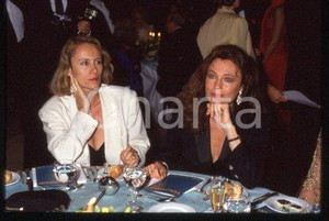 35mm vintage slide* 1995 VENEZIA Jacqueline BISSET  e Isabel HUPPERT ?  Diapositiva d'epoca, in formato 35 mm.CONDIZIONI: GOODNella diapositiva ICharta mette in vendita, sul negozio eBay e in esclusiva sul sito "icharta" il proprio archivio composto da numerose diapositive e negativi fotografici d'epoca, tutti originali e autentici, che attraversano la storia del costume italiano tra gli la fine degli anni Sessanta e Novanta.Si tratta di uno sguardo inedito sull'attualit&agrave;, la politica, la vita quotidiana, il gossip e la cultura, che fotografa il cambiamento della nazione in quest'ultimo scorcio del XX secolo. Un'occasione unica per il mercato del collezionismo, che vede finalmente disponibile un archivio eccezionale per vastit&agrave;, tematiche e condizioni, in un settore (il negativo fotografico e la diapositiva) di assoluta novit&agrave; e dalle interessanti prospettive di investimento. GOOD/buono   originale e autentica 1