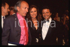 35mm vintage slide* 1995 VENEZIA Jacqueline BISSET  a serata di gala (1)  Diapositiva d'epoca, in formato 35 mm.CONDIZIONI: GOODNella diapositiva ICharta mette in vendita, sul negozio eBay e in esclusiva sul sito "icharta" il proprio archivio composto da numerose diapositive e negativi fotografici d'epoca, tutti originali e autentici, che attraversano la storia del costume italiano tra gli la fine degli anni Sessanta e Novanta.Si tratta di uno sguardo inedito sull'attualit&agrave;, la politica, la vita quotidiana, il gossip e la cultura, che fotografa il cambiamento della nazione in quest'ultimo scorcio del XX secolo. Un'occasione unica per il mercato del collezionismo, che vede finalmente disponibile un archivio eccezionale per vastit&agrave;, tematiche e condizioni, in un settore (il negativo fotografico e la diapositiva) di assoluta novit&agrave; e dalle interessanti prospettive di investimento. GOOD/buono   originale e autentica 1