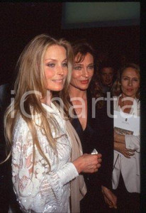 35mm vintage slide* 1995 VENEZIA Jacqueline BISSET e Bo DEREK a serata di gala  Diapositiva d'epoca, in formato 35 mm.CONDIZIONI: GOODNella diapositiva ICharta mette in vendita, sul negozio eBay e in esclusiva sul sito "icharta" il proprio archivio composto da numerose diapositive e negativi fotografici d'epoca, tutti originali e autentici, che attraversano la storia del costume italiano tra gli la fine degli anni Sessanta e Novanta.Si tratta di uno sguardo inedito sull'attualit&agrave;, la politica, la vita quotidiana, il gossip e la cultura, che fotografa il cambiamento della nazione in quest'ultimo scorcio del XX secolo. Un'occasione unica per il mercato del collezionismo, che vede finalmente disponibile un archivio eccezionale per vastit&agrave;, tematiche e condizioni, in un settore (il negativo fotografico e la diapositiva) di assoluta novit&agrave; e dalle interessanti prospettive di investimento. GOOD/buono   originale e autentica 1