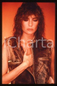35mm vintage slide* 1970 ca UK - CINEMA Jacqueline BISSET young  Diapositiva d'epoca, in formato 35 mm.CONDIZIONI: GOODNella diapositiva ICharta mette in vendita, sul negozio eBay e in esclusiva sul sito "icharta" il proprio archivio composto da numerose diapositive e negativi fotografici d'epoca, tutti originali e autentici, che attraversano la storia del costume italiano tra gli la fine degli anni Sessanta e Novanta.Si tratta di uno sguardo inedito sull'attualit&agrave;, la politica, la vita quotidiana, il gossip e la cultura, che fotografa il cambiamento della nazione in quest'ultimo scorcio del XX secolo. Un'occasione unica per il mercato del collezionismo, che vede finalmente disponibile un archivio eccezionale per vastit&agrave;, tematiche e condizioni, in un settore (il negativo fotografico e la diapositiva) di assoluta novit&agrave; e dalle interessanti prospettive di investimento. GOOD/buono   originale e autentica 1
