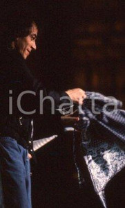 35mm vintage slide *1990ca MUSICA STEVE ROGER BAND Massimo RIVA in concerto (3) Diapositiva d'epoca, in formato 35 mm. CONDIZIONI: GOOD Tutti i diritti riservati E' severamente vietata la riproduzione.  ICharta mette in vendita, sul negozio eBay e in esclusiva sul sito "icharta" il proprio archivio composto da numerose diapositive e negativi fotografici d'epoca, tutti originali e autentici, che attraversano la storia del costume italiano tra gli la fine degli anni Sessanta e Novanta.Si tratta di uno sguardo inedito sull'attualit&agrave;, la politica, la vita quotidiana, il gossip e la cultura, che fotografa il cambiamento della nazione in quest'ultimo scorcio del XX secolo. Un'occasione unica per il mercato del collezionismo, che vede finalmente disponibile un archivio eccezionale per vastit&agrave;, tematiche e condizioni, in un settore (il negativo fotografico e la diapositiva) di assoluta novit&agrave; e dalle interessanti prospettive di investimento. GOOD/buono  originale e autentica 0