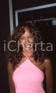 35mm vintage slide* 2000ca MILANO top model Youma DIAKITE ritratto (16) Diapositiva d'epoca, in formato 35 mm. CONDIZIONI: GOOD Tutti i diritti riservati E' severamente vietata la riproduzione.  ICharta mette in vendita, sul negozio eBay e in esclusiva sul sito "icharta" il proprio archivio composto da numerose diapositive e negativi fotografici d'epoca, tutti originali e autentici, che attraversano la storia del costume italiano tra gli la fine degli anni Sessanta e Novanta.Si tratta di uno sguardo inedito sull'attualit&agrave;, la politica, la vita quotidiana, il gossip e la cultura, che fotografa il cambiamento della nazione in quest'ultimo scorcio del XX secolo. Un'occasione unica per il mercato del collezionismo, che vede finalmente disponibile un archivio eccezionale per vastit&agrave;, tematiche e condizioni, in un settore (il negativo fotografico e la diapositiva) di assoluta novit&agrave; e dalle interessanti prospettive di investimento.  CONDIZIONI:GOOD/buono originale e autentica 1