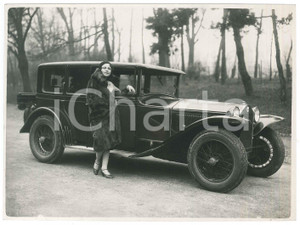 1930 ca MILANO Donna in pelliccia con automobile - Ritratto *Foto R. CAMINADA