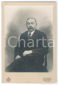 1910 ca VICENZA Ritratto maschile seduto - Foto F. FARINA 11x17 cm  Fotografia originale d'epoca, montata su cartoncino rigido. GOOD/buono minima sbrecciatura angolare Formato: 11x17 cm originale e autentica 1