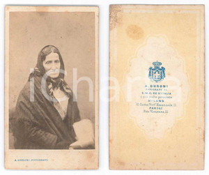 1870 ca MILANO Ritratto di anziana contadina - Foto Alessandro DURONI CDV Fotografia d'epoca, montata su cartoncino morbido.FOTOGRAFO: Alessandro Duroni - Milano, Corso Vittorio Emanuele  11 FAIR/discreto lievi ingiallimenti Formato: 6x10 cm originale e autentica 1