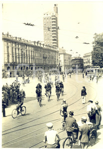 Fotografia d epoca originale 1940 ca TORINO Piazza CASTELLO Sfilata di BERSAGLIERI in bicicletta Foto 1