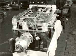 Fotografia d epoca originale 1967 RHO  MILANO Ditta Ing. V. FACHINI Gabbia pignoni spianatrice lamiere FOTO 1