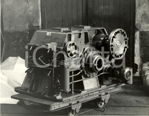 Fotografia d epoca originale 1965 RHO  MILANO Ditta Ing. V. FACHINI  Riduttore laminatoio DALMINE FOTO 1