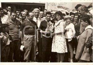 Fotografia d epoca originale 1960 OSPITALETTO DI CORMANO 2° Coppa ALDO RIVA Premiazione vincitore CICLISMO 1