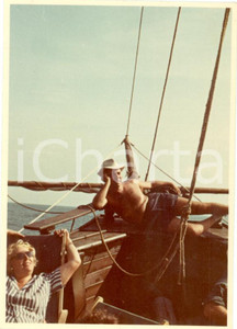 Fotografia d epoca originale 1962 LE PRIGIONIERE ISOLA DEL DIAVOLO Piero NUCCORINI in barca Fotografia 1