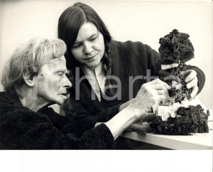 Fotografia d epoca originale 1980 ca AMSTERDAM NE Old lady making a papertree in an hospice GERIATRICS 1