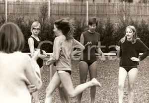 Fotografia d epoca originale 1980 ca SWEDEN Swedish girls training bodies at school WHO photo General sports 1